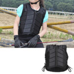 Enfant portant un gilet de protection d'équitation en haut de l'image. En bas, on voit le gilet sur fond blanc.