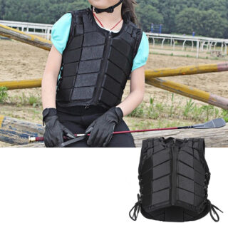 Enfant portant un gilet de protection d'équitation en haut de l'image. En bas, on voit le gilet sur fond blanc.