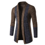 Gilet mi-long bicolore sur fond blanc.