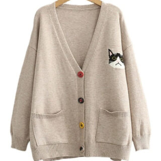 Gilet beige orné d'une broderie de chat en haut à gauche. 4 boutons de couleurs différentes viennent fermer le gilet