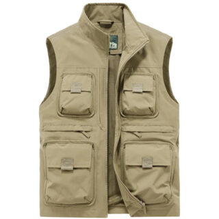 Gilet sans manche beige avec des poches à rabats sur fond blanc.