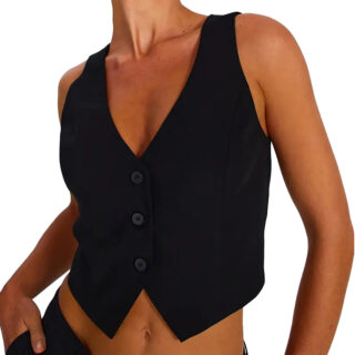On voit une femme qui porte une gilet de costume noir court qui laisse voir son nombril. Elle ne porte rien en dessous. Elle est plutôt bronzée.