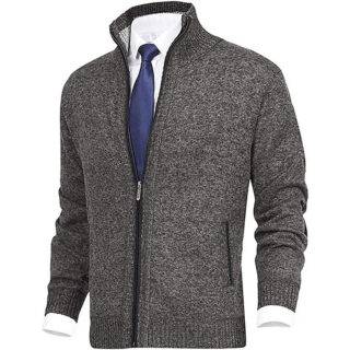 Gilet zippé marron chiné porté sous une chemise blanche et une cravate