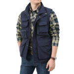 Homme portant un gilet sans manche avec de nombreuses poches.