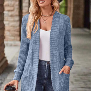 Un filet mi-long bleu porté par une femme qui est habillée d'un tee shirt blanc et un jean.