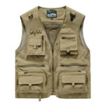 Gilet de travail beige avec des poches sur un fond blanc.