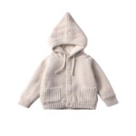 Sur fond blanc, on voit un gilet beige à capuche doublé en polaire.