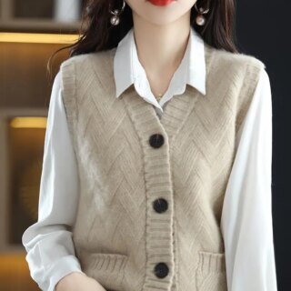 Photo d'une femme portant un gilet tricoté sans manche avec une chemise blanche.