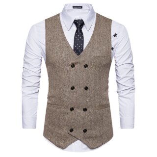 Buste portant un gilet de costume beige à double boutonnage sur fond blanc.