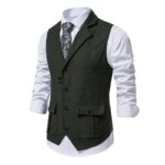 Buste avec une chemise blanche et un gilet de costume vert.