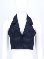 On voit un mannequin blanc qui porte un gilet de costume bleu marine avec de fines rayures.