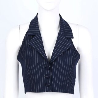 On voit un mannequin blanc qui porte un gilet de costume bleu marine avec de fines rayures.