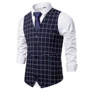 Gilet de costume noir avec des carreaux sur un buste portant une chemise blanche.