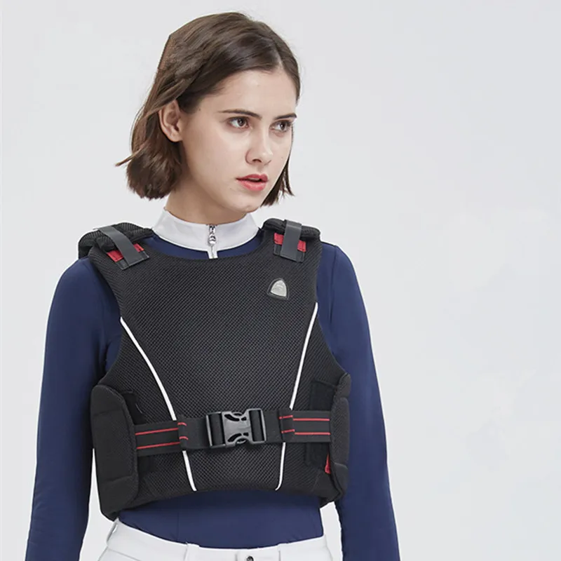 Femme portant un gilet de protection d'équitation sur fond blanc.