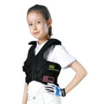 Petite fille portant un gilet de protection pour l'équitation sur un fond blanc.