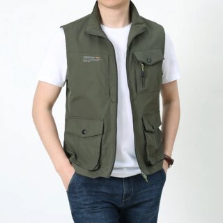 Homme portant un gilet sans manche vert et un tee-shirt blanc sur fond blanc.