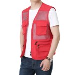Homme portant un gilet sans manche orange et un tee-shirt sur fond blanc.