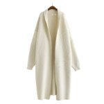 Sur fond blanc, on voit un gilet blanc en moumoute long et ample.