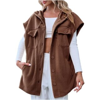 Photo d'une femme portant un gilet sans manches à capuche en moumoute marron avec une main dans la poche et un ensemble blanc en dessous.