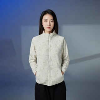 Photo d'une femme asiatique portant un gilet polaire blanc zippé avec des motifs brossé sur un fond bleu