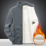Photo d'un gilet polaire avec une partie ouverte pour voir la doublure en peluche et une poche intérieure avec un téléphone dedans. Devant le gilet, une image de la doublure chaude dans une flamme.