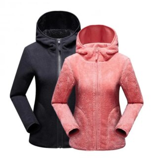 Photo de deux gilet polaire zippé à capuche réversible pour femme, un noir et un rose avec sa face en peluche