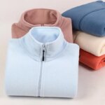 Photo de plusieurs gilets polaire zippé pliés
