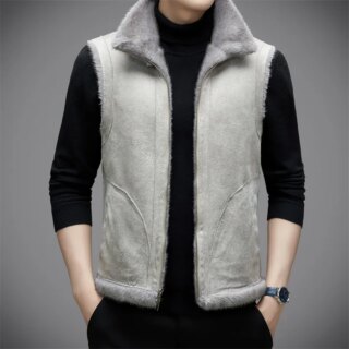 Photo d'un homme portant un gilet sans manche en fourrure gris par dessus un pull col roulé noir, avec les mains dans les poches de son pantalon noir