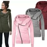 Photo montrant trois gilets sweat rose gris et bordeaux sur la droite de la photo à grand col et fermeture éclair en biais et une jeune femme avec le même gilet sweat vert foncé