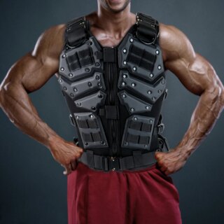 Gilet tactique noir porté par un homme très musclé qui porte un pantalon bordeaux