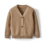 Sur fond blanc, on voit un gilet marron pour enfant avec un col en V et une texture en nid d'abeille.