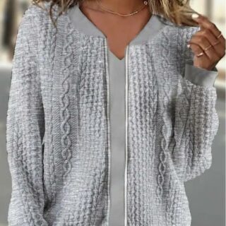Photo de femme portant un gilet zippé gris en tricot à manches longues