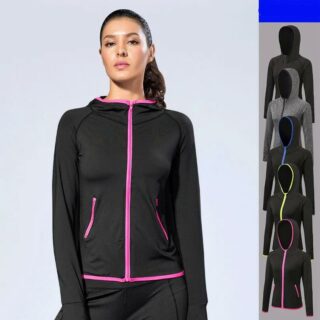 Photo d'une femme debout portant un gilet zippé fermé noir avec bande rose fuchsia et sur la droite de la photo les cinq couleurs du produit