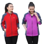 Photo de deux femmes debout portant chacune un gilet sweat fermé bicolore l'une gris et rouge et l'autre gris et violet sur un bas noir