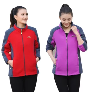 Photo de deux femmes debout portant chacune un gilet sweat fermé bicolore l'une gris et rouge et l'autre gris et violet sur un bas noir