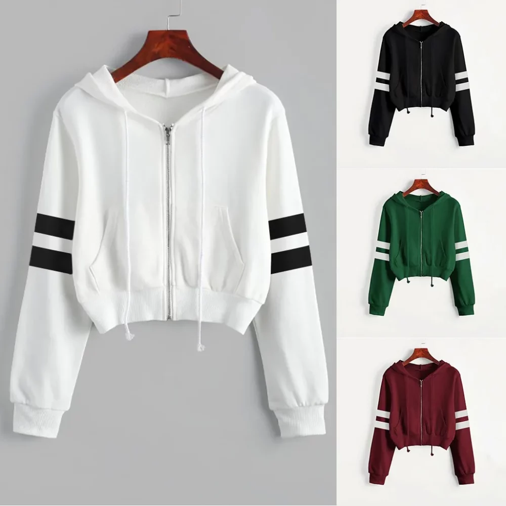 Photo montrant un gilet sweat à capuche blanc avec 2 bandes noires sur les mancheset à droite de l'image trois autres gilets en couleurs différnetes