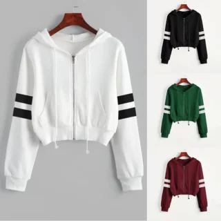 Photo montrant un gilet sweat à capuche blanc avec 2 bandes noires sur les mancheset à droite de l'image trois autres gilets en couleurs différnetes