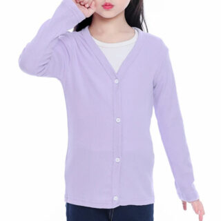 Gilet violet porté par une petite fille avec un pantalon noir