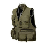 Gilet de pêche kaki long, vue de 3/4 avec ses multiples poches