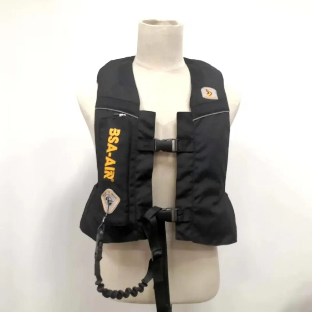 Gilet airbag sur un mannequin sur fond blanc.