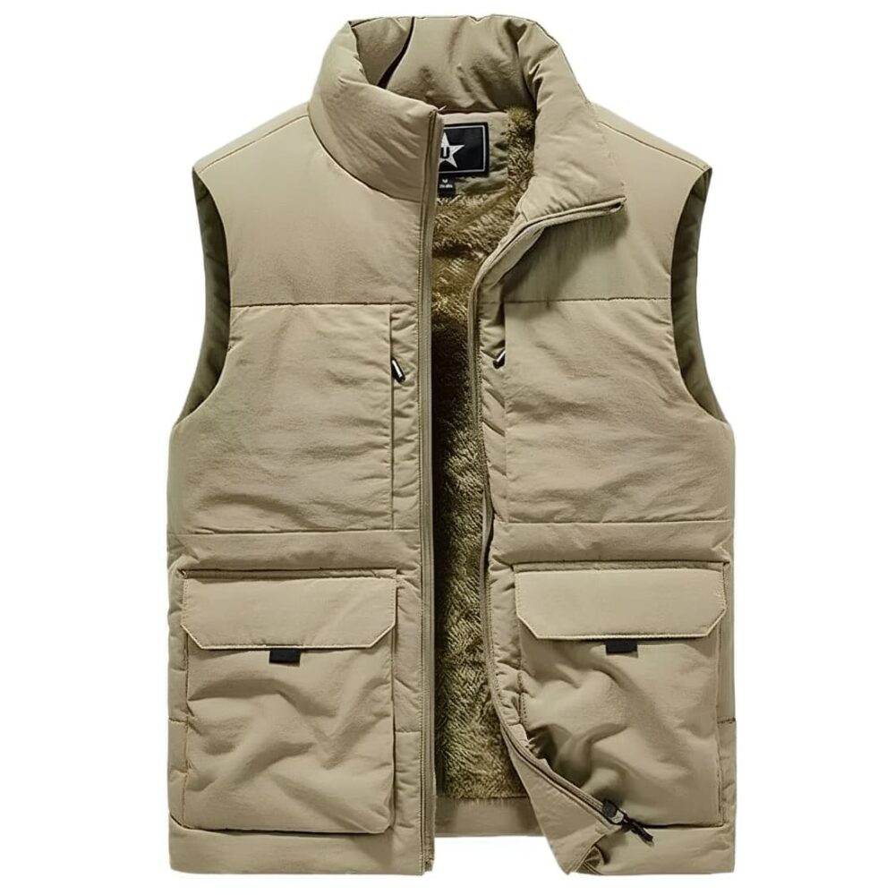 Gilet de chasse chaud pour homme sans manches de couleur beige avec un col montant et des poches de chaque côté.
