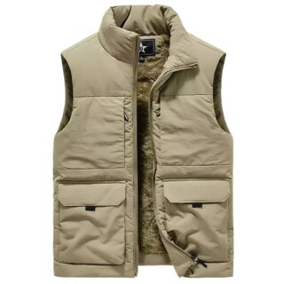 Gilet de chasse chaud pour homme sans manches de couleur beige avec un col montant et des poches de chaque côté.