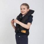 Petite fille portant un gilet airbag pour l'équitation.