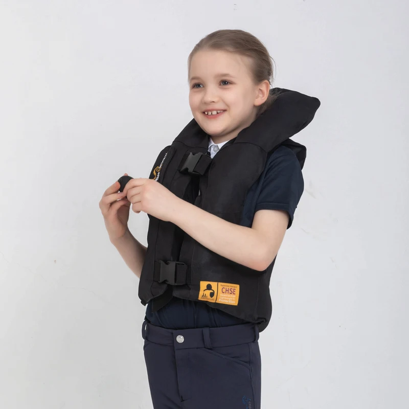 Petite fille portant un gilet airbag pour l'équitation.