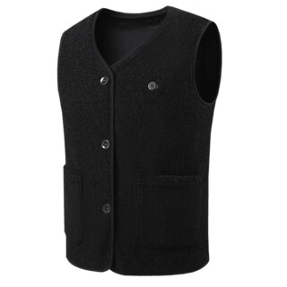 On voit un gilet sans manches en moumoute noire.