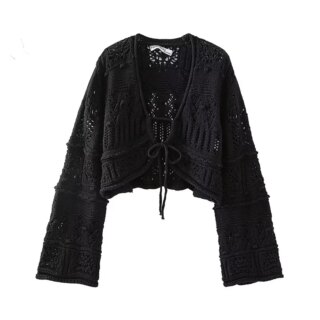 Photo d'un gilet court noir en tricot style bohème sur fond blanc.