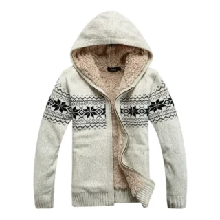 Photo d'un gilet zippé pour homme avec capuche et fourré moumoute de couleur beige avec un motif jacquard en haut des manches et du gilet le tout sur fond blanc