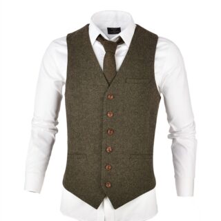Un gilet de costume à boutonnage en chevron vert pour homme avec une chemise blanche sur fond blanc