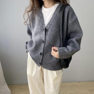 on voit une femme debout portant un gilet ample avec un col en V pour femme de couleur gris