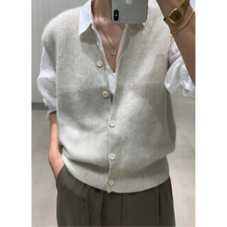 on voit une femme debout avec un gilet ample sans manches de couleur gris clair pour femme